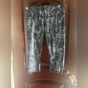 ALO Yoga Python Snake Print Capri Leggings Size XS